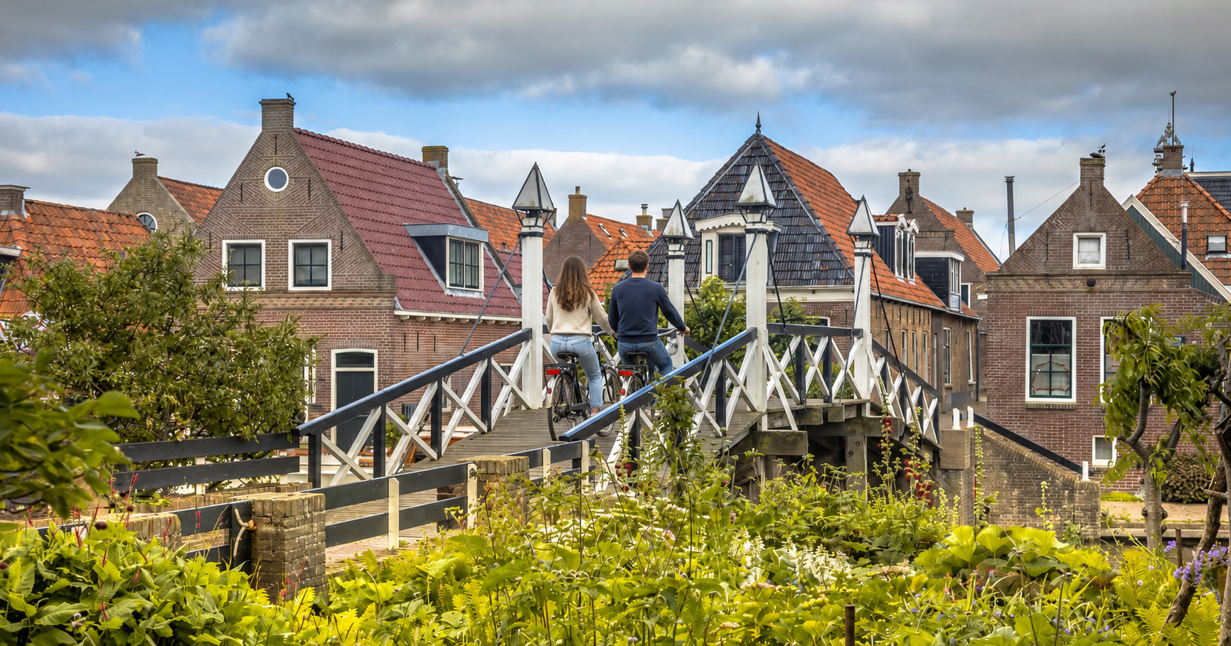 Fietsers op de historische brug in Hindeloopen
