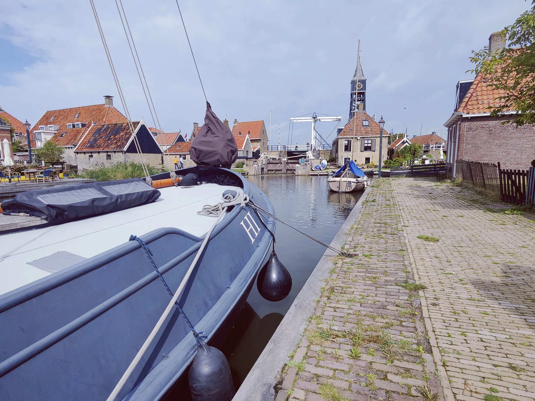 Haven met zeilboot en de kerk van Hindeloopen