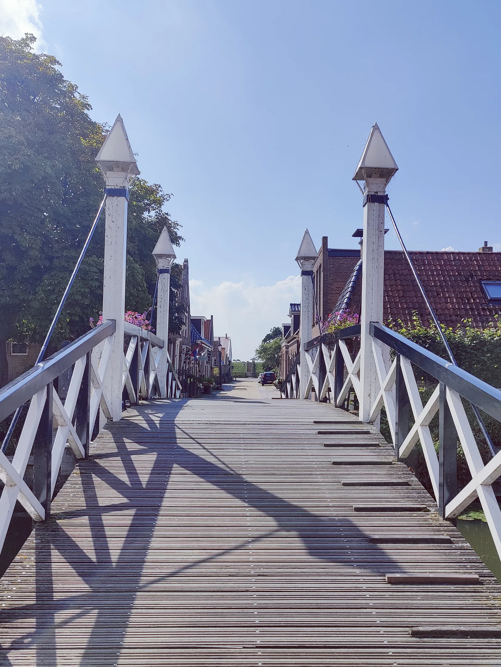 Witte brug over een kanaal in Hindeloopen