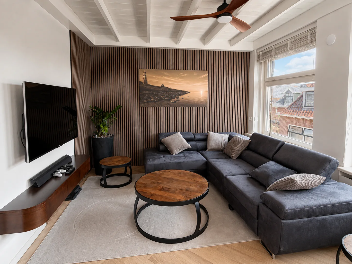 Woonkamer — loungebank en lamellenwand