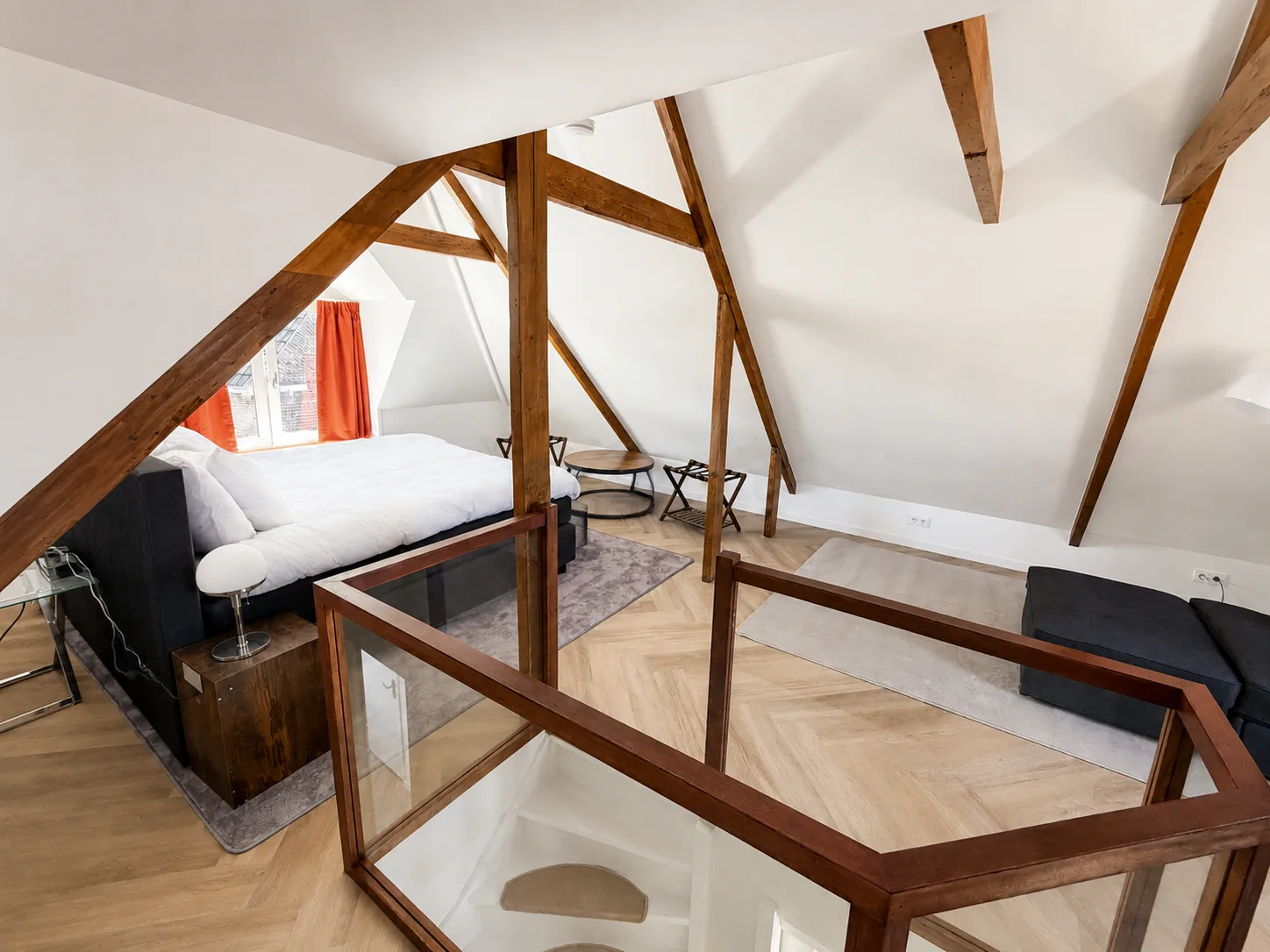 Slaapverdieping — overzicht vanuit de loft