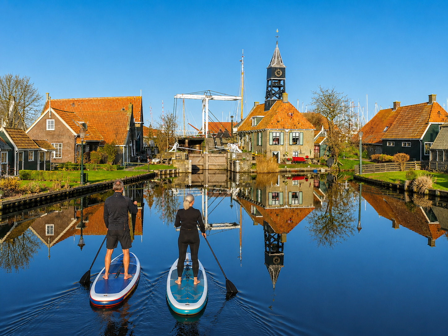 SUP-boarders op de stille kanalen van Hindeloopen